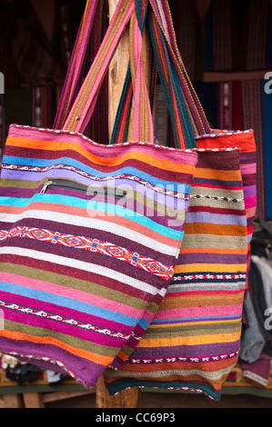 Gestrickte Wollkörbe in der lokalen Kooperative in Chincheros, Peru. Stockfoto