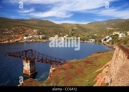 Griechenland, Insel Serifos, Mega Livadi Dorf. Eine alte, verlassene "Brücke" oder "Leiter" zum Laden von Mineralien für Schiffe verwendet. Stockfoto