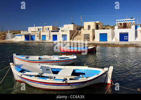 Agios Constantinos, eines der schönsten Dörfer am Meer mit "Syrmata" in Insel Milos, Griechenland Stockfoto