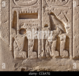 Ansicht des Reliefs auf den ersten Pylon am Tempel des Pharao Ramses III, Medinet Habu, West Bank, Luxor, Ägypten Stockfoto