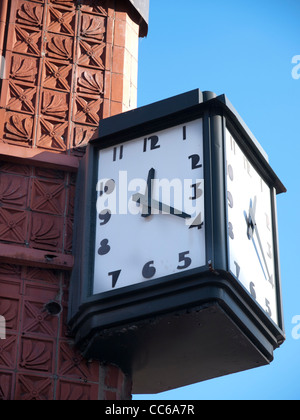 Art-Déco-Uhr auf der Außenseite eines schönen Gebäudes mit dekorativen Fliesen Stockfoto