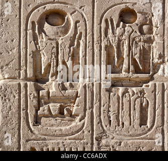 Blick auf überschrieben Kartusche auf dem ersten Pylon am Tempel des Pharao Ramses III, Medinet Habu, West Bank, Luxor, Ägypten Stockfoto