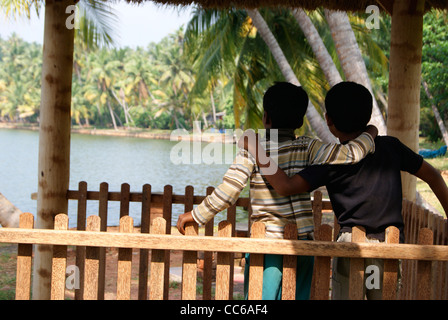 Kind-Freundschaft. Zwei kleine Freunde genießen Landschaft Kerala und Backwaters zusammen. Stockfoto