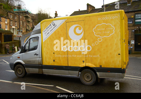 Ocado Lieferwagen unterwegs in Holmfirth Stockfoto