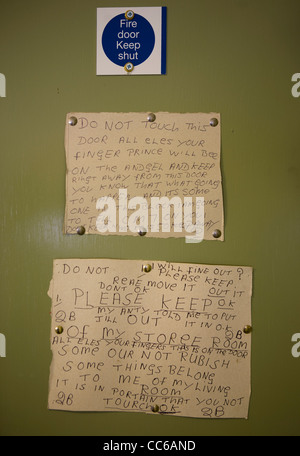 Halten Sie Feuer Tür   Anti soziale bemerkt, handschriftliche Warnhinweise auf innere Tür in mehrere Unterkünfte, Liverpool, UK Stockfoto