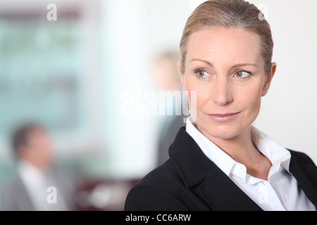 Nachdenkliche Frau wegschauen Stockfoto