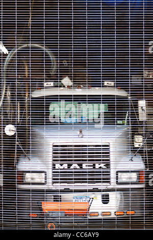 LKW Big MACK in Garage hinter einem Käfig. Stockfoto