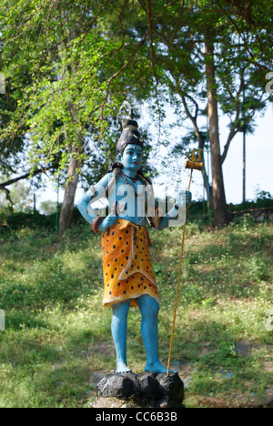 Hindu Gott Shiva-Statue im schönen grünen Garten. Wasser (Konzept der Fluss Ganges) fließt auch aus dem Kopf des Gottes Stockfoto