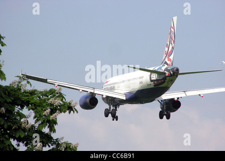 British Airways Airbus A320-200 (UK Registrierung G-MEDA gebaut 1994) mit ethnischen Fin Whale Rider. Am Flughafen Heathrow Lond Stockfoto