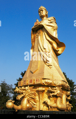 Goldene Longmu Statue, Longmu Imperial Ancestral Temple, Wuzhou, Guangxi, China Stockfoto