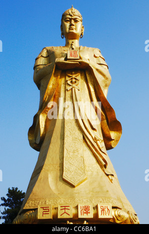 Goldene Longmu Statue, Longmu Imperial Ancestral Temple, Wuzhou, Guangxi, China Stockfoto