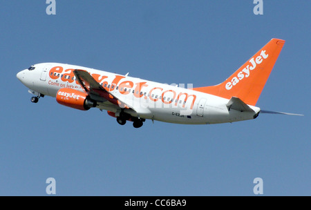 EasyJet Boeing 737-700 (UK registriert als G-EZJR) zieht vom internationalen Flughafen Bristol, Bristol, England. Stockfoto