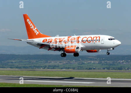 EasyJet Boeing 737-700 (registriert im Vereinigten Königreich als G-EZKA) landet am Flughafen Bristol, Bristol, England. Stockfoto