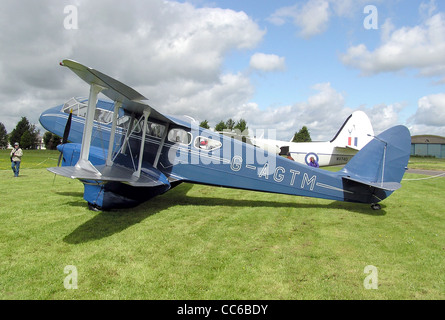Die de Havilland DH89a Dragon Rapide 6, registriert G-AGTM und gebaut 1944, ist ein zweimotoriger Doppeldecker, der für den Personenverkehr und die Ausbildung eingesetzt wird. Stockfoto