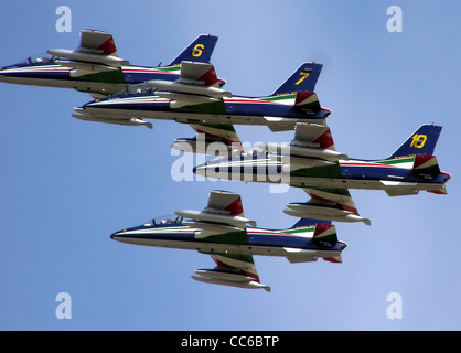 Die Frecce Tricolori, das italienische Luftfahrtteam der Luftwaffe, tritt auf dem Royal International Air Tattoo in Fairford, Gloucestershire, auf. Bekannt für ihr präzises Fliegen und atemberaubende Manöver, sind sie eines der berühmtesten Kunstflugteams der Welt. Stockfoto