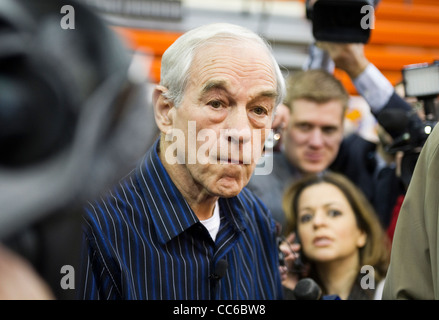 Republikanische Präsidentschaftskandidat Ron Paul wartet an einer High School in West Des Moines, Iowa für die Iowa Caucus sprechen Stockfoto