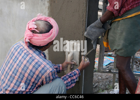 Mauerwerk-Arbeiter (Mason) verputzen und Polieren Wand mit Zement Stockfoto