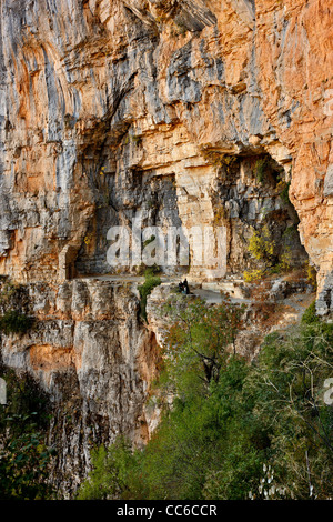 Der atemberaubende Pfad, schwebt über einer Klippe von Hunderten von Metern über dem Vikos-Schlucht, in der Nähe von Agia Paraskevi Kloster Zagori. Stockfoto