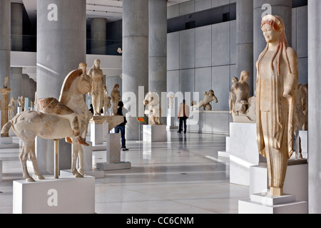 Innenansicht des Akropolis-Museums (neu). Hier sehen Sie die archaische Galerie im 1. Stock (Ebene 1). Athen, Griechenland Stockfoto