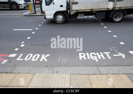 sieht richtig gemalt auf der Straße an einem Fußgängerüberweg in London-England-UK-Vereinigtes Königreich Stockfoto