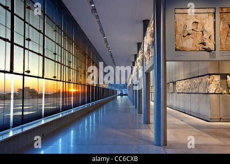 Innenansicht des (neuen) Akropolis-Museum, Teil der Parthenon-Galerie im 3. Stock des Museums, Athen, Griechenland. Stockfoto