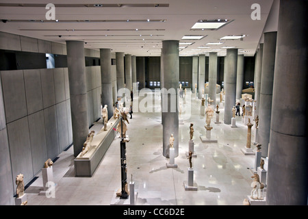 Innenansicht des Akropolis-Museums (neu). Hier sehen Sie die archaische Galerie im 1. Stock (Ebene 1). Athen, Griechenland Stockfoto