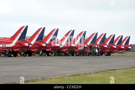 Die Red Arrows, das Kunstflugteam der Royal Air Force (RAF), stellen ihre zehn Hawk-Jets auf der Landebahn auf. Das Team ist bekannt für sein präzises Fliegen und atemberaubende Displays und tritt weltweit auf Flugshows auf. Diese Jets wurden für Fortgeschrittenentraining und Kunstflugleistung entwickelt. Stockfoto