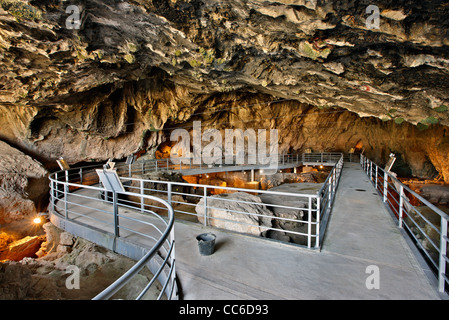 Theopetra Höhle, eine prähistorische Stätte, etwa 4 km von Meteora, Trikala, Thessalien, Griechenland Stockfoto