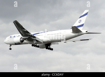 El Al Boeing 777-200 (4 X-ECD) landet auf dem Flughafen Heathrow, London. Stockfoto