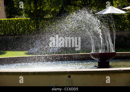 Wind bläst Wasser aus einem Brunnen auf einem Schloss in Loriol du Comtat, Frankreich Stockfoto