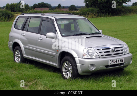 2004 wurde ein Suzuki Grand Vitara 2.0td auf der Coalpit Heath Car Show in der Nähe von Bristol gezeigt. Dieser dieselbetriebene Kompakt-SUV ist beliebt für seine Geländegängigkeit und Langlebigkeit. Stockfoto