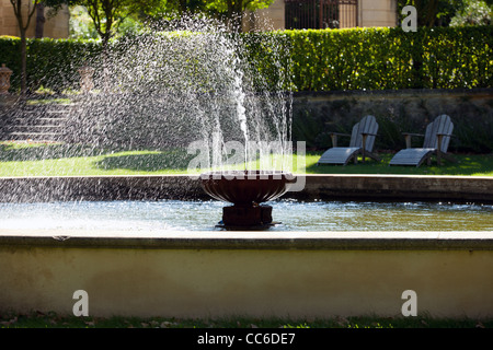 Wind bläst Wasser aus einem Brunnen auf einem Schloss in Loriol du Comtat, Frankreich Stockfoto