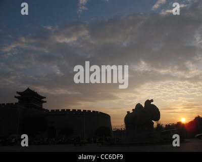 Kamel-Statue vor dem Zhenyuan Tor bei Sonnenuntergang, Yulin, Shaanxi, China Stockfoto