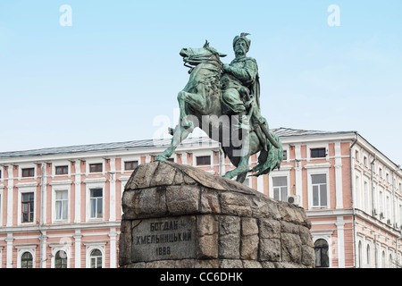Statue eines berittenen Reiters vor der Sophienkathedrale, Kiew, Ukraine - Bohdan Khmelnyzky 1888, von Mikeshin, auf dem Mykhailiv-Platz. Stockfoto