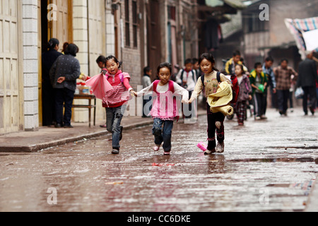 Kinder gehen zur Schule zusammen, die antike Stadt Fubao, Luzhou, Sichuan, China Stockfoto