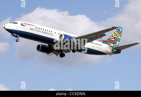 British Airways Tail-Farbschema "Ndebele" auf eine Boeing 737-400 (G-DOCL) herannahenden London (Heathrow) Flughafen. Stockfoto