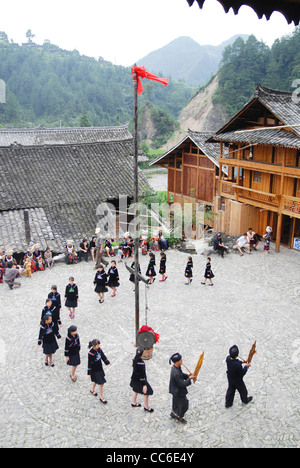 Miao Leute Durchführung traditioneller Tanz, Nanhua Miao Dorf Qiandongnan der Miao und Dong autonomen Präfektur, Guizhou, China Stockfoto