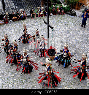 Miao-Frauen Durchführung traditioneller Tanz, Nanhua Miao Dorf Qiandongnan der Miao und Dong autonomen Präfektur, Guizhou, China Stockfoto