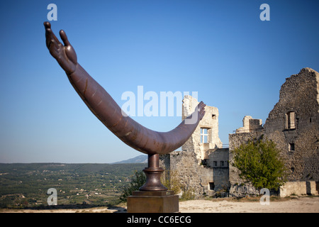 Modeschöpfer Pierre Cardin hat moderne Skulpturen neben den Ruinen des Marquis de Sade Lacoste Château in Frankreich installiert. Stockfoto