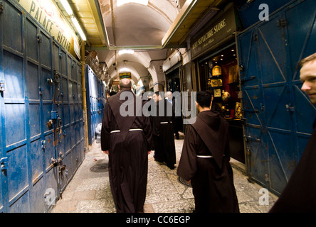 Franziskaner-Mönchen zu Fuß durch die engen Gassen der Altstadt in Jerusalem. Stockfoto