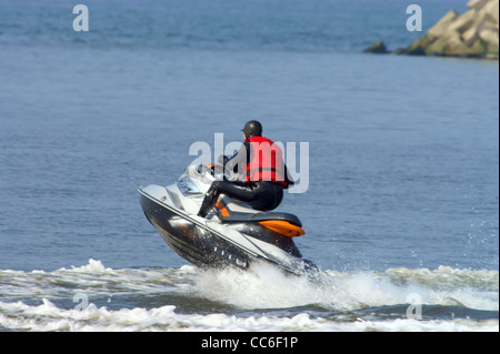 Aktion Erwachsene blaues Boot junge Meister Handwerk gefährliche extreme schnelle Spaß Urlaub Jet Jetski Jet-Ski springen Lifestyle Maschine Mensch Stockfoto