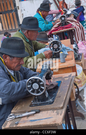 Vier ältere ecuadorianischen Männer Nähen auf alten altmodischen Pedal Nähmaschinen außerhalb auf dem berühmten Markt von Saquisili, Ecuador. Stockfoto