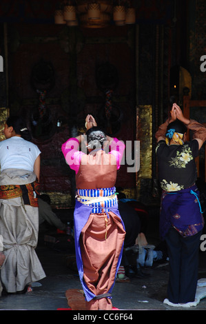 Tibetische Pilger machen Ganzkörper-Kniefall vor dem Jokhang-Kloster, Lhasa, Tibet, China Stockfoto