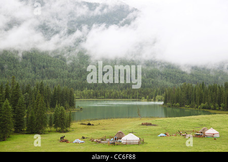 Jurte neben der Kanas-See, Altay Präfektur, Xinjiang, China Stockfoto