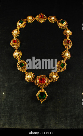 Goldene Halskette verziert mit Schmuck, Berlin, Deutschland Stockfoto