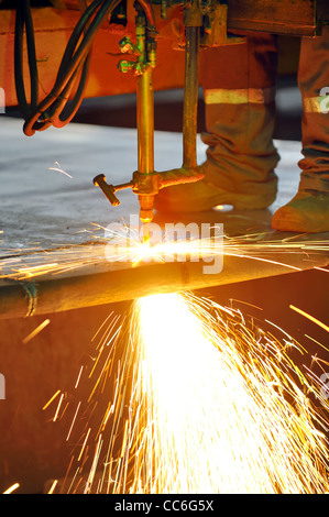 Brennschneiden von heißem Metall Stockfoto