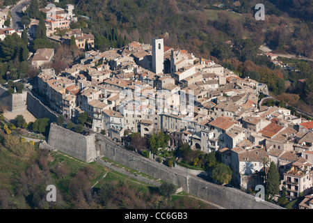 LUFTAUFNAHME. Mittelalterliches Dorf auf einem Hügel von Saint-Paul de Vence. Französische Riviera, Frankreich. Stockfoto