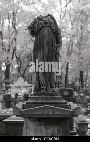Geköpfte Skulptur auf einem alten Grabstein. BW-Foto. Geringe Schärfentiefe. Stockfoto