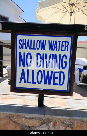 Warnschild in der Nähe von Schwimmbad: "seichtes Wasser. Kein Tauchen erlaubt ". Snapshot-Stil Foto. Stockfoto