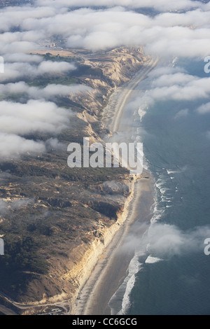 LUFTAUFNAHME. Klippen, die im Sommer von Küstennebel umgeben sind. Torrey Pines Cliffs, San Diego County, Kalifornien, USA. Stockfoto